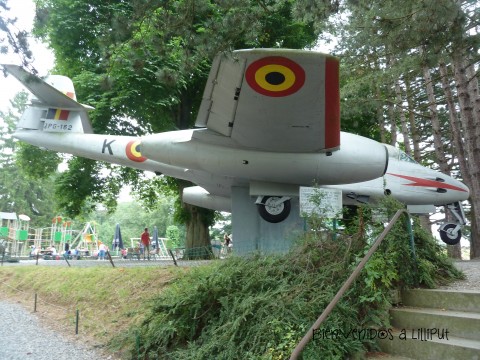 Avión y zona de columpios al fondo