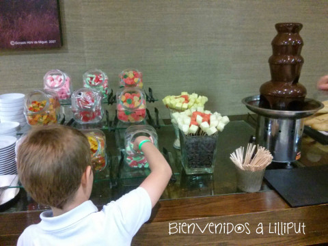 En la cena...¡Fuente de chocolate con chuches!