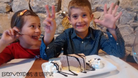 Tomando el postre en La Alberuca (Somo)