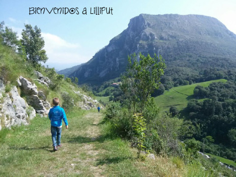 Bajada desde la Cueva de Covalanas