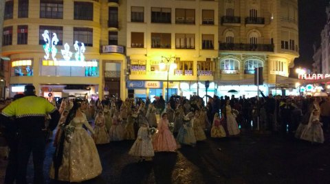 Desfile falleras para la Ofrenda Floral