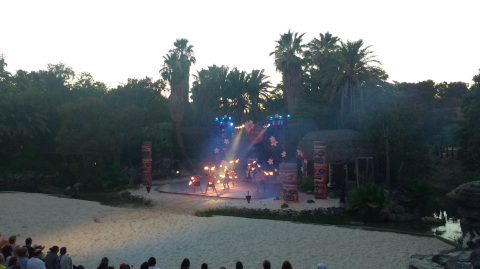 Espectáculo Noches de Fuego Tahití - PortAventura con niños Espectáculo Noches de Fuego Tahití - PortAventura con niños