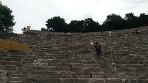 Subiendo al Teatro de EPidauro, Peloponeoso, Grecia con niños