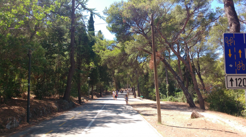 Carretera a través del Parque Marjan - Split con niños