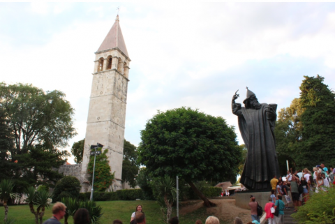 Estatua de Grgur Ninski, Split con niños