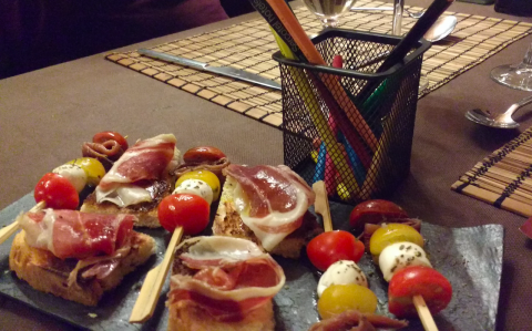 Entrantes con lápices de colores. Restaurante Font del Ferro. Muntanyes de prades con niños