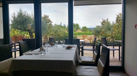 Vistas al jardín del Restaurante Bosseria. Monasterio de Poblet. Muntanyes de Prades con niños Vistas al jardín del Restaurante Bosseria. Monasterio de Poblet. Muntanyes de Prades con niños