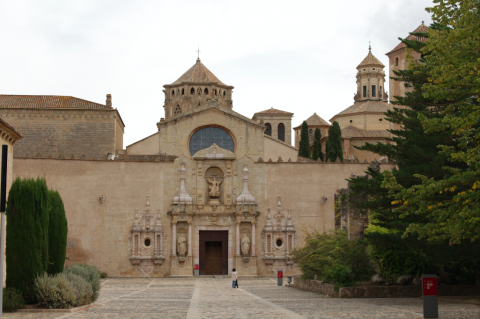 Entrada Monasterio de Poblet con niños