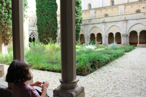 Claustro Monasterio de Poblet con niños