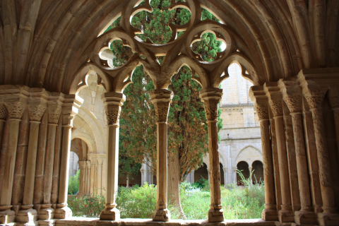 Claustro Monasterio de Poblet con niños