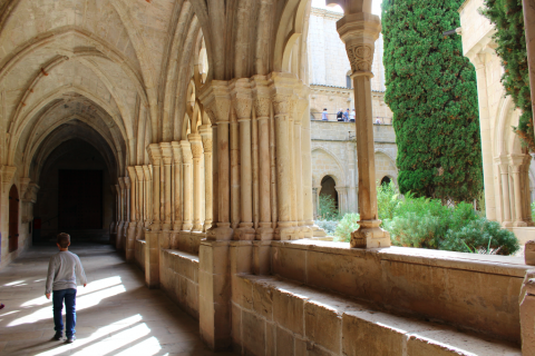 Monasterio de Poblet con niños