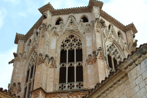 Cimborrio del Monasterio de Poblet con niños