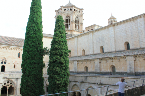 Cimborrio Monasterio de Poblet con niños