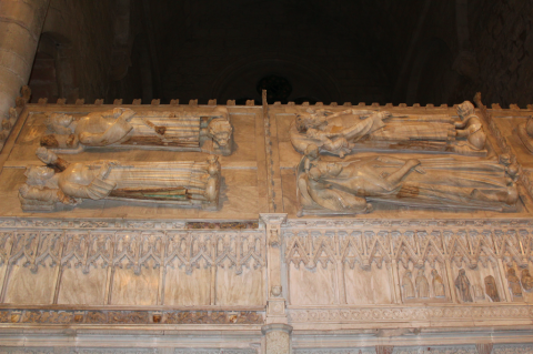 Sepulcros Monasterio de Poblet con niños